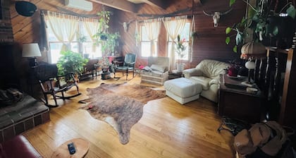 3BR Farmhouse Retreat
Country comfort with farm animals, trails & cozy spaces