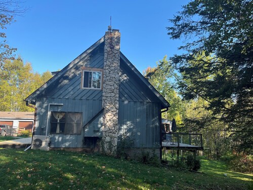  3BR Farmhouse Retreat
Country comfort with farm animals, trails & cozy spaces