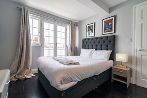 6 habitaciones, escritorio, tabla de planchar con plancha y wifi