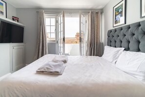 6 bedrooms, desk, iron/ironing board, WiFi