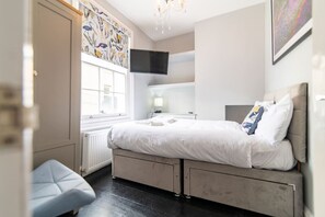 6 bedrooms, desk, iron/ironing board, WiFi