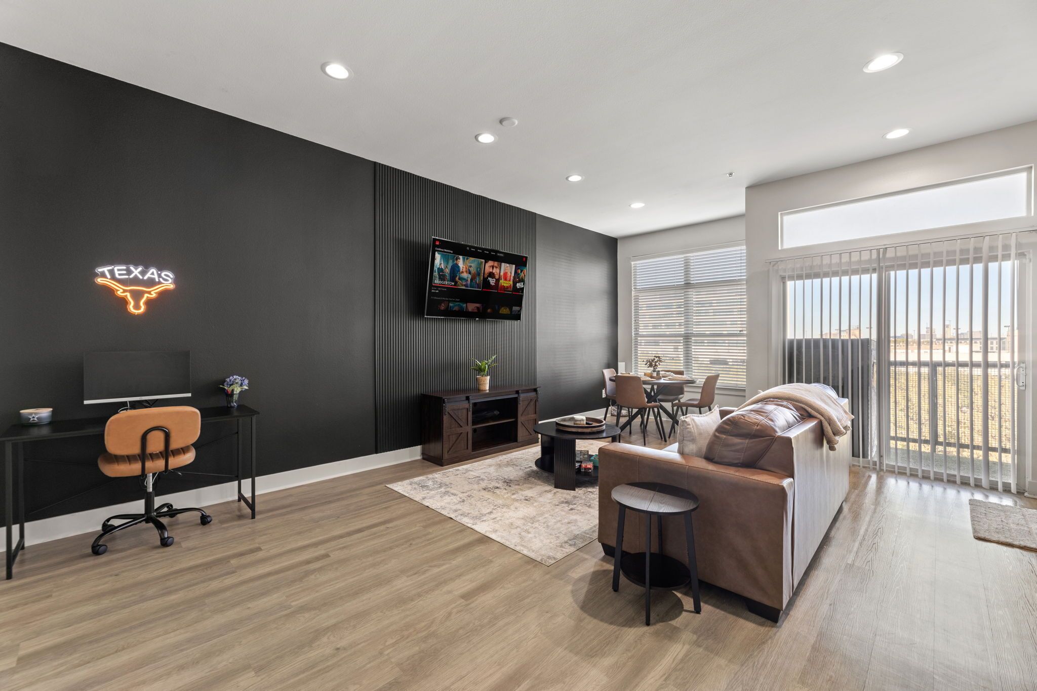 Smart TV, computer monitors