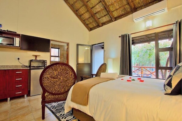 1 bedroom, Internet, bed sheets - Royal Marlothi Kruger Safari Lodge and Spa Deluxe Luxury Suite (Marloth Park)