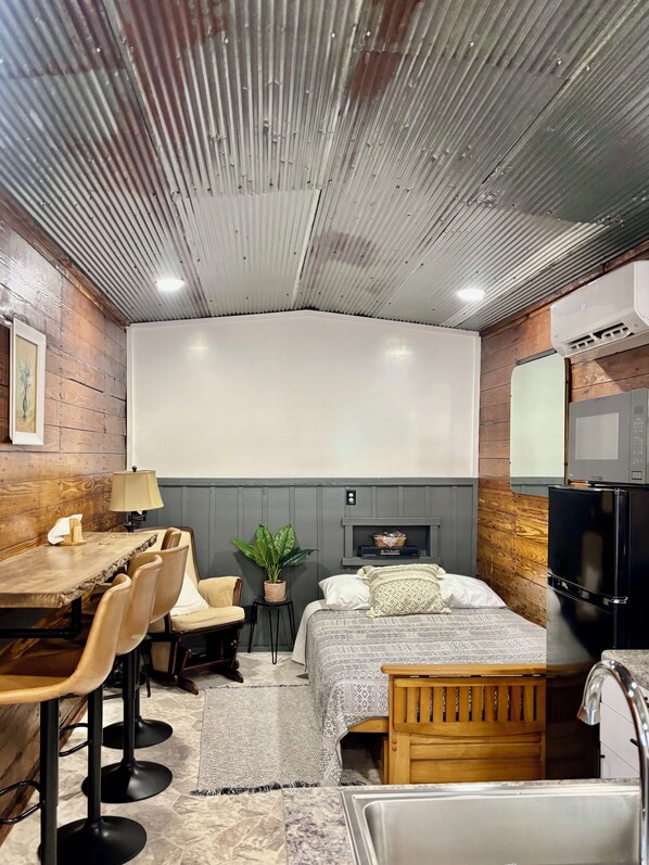 2 bedrooms, iron/ironing board, bed sheets