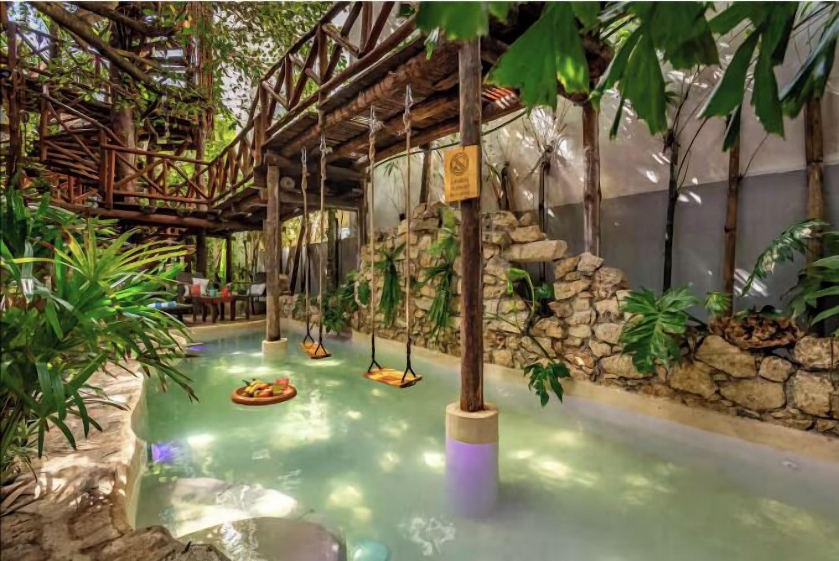 Alberca al aire libre y camastros 