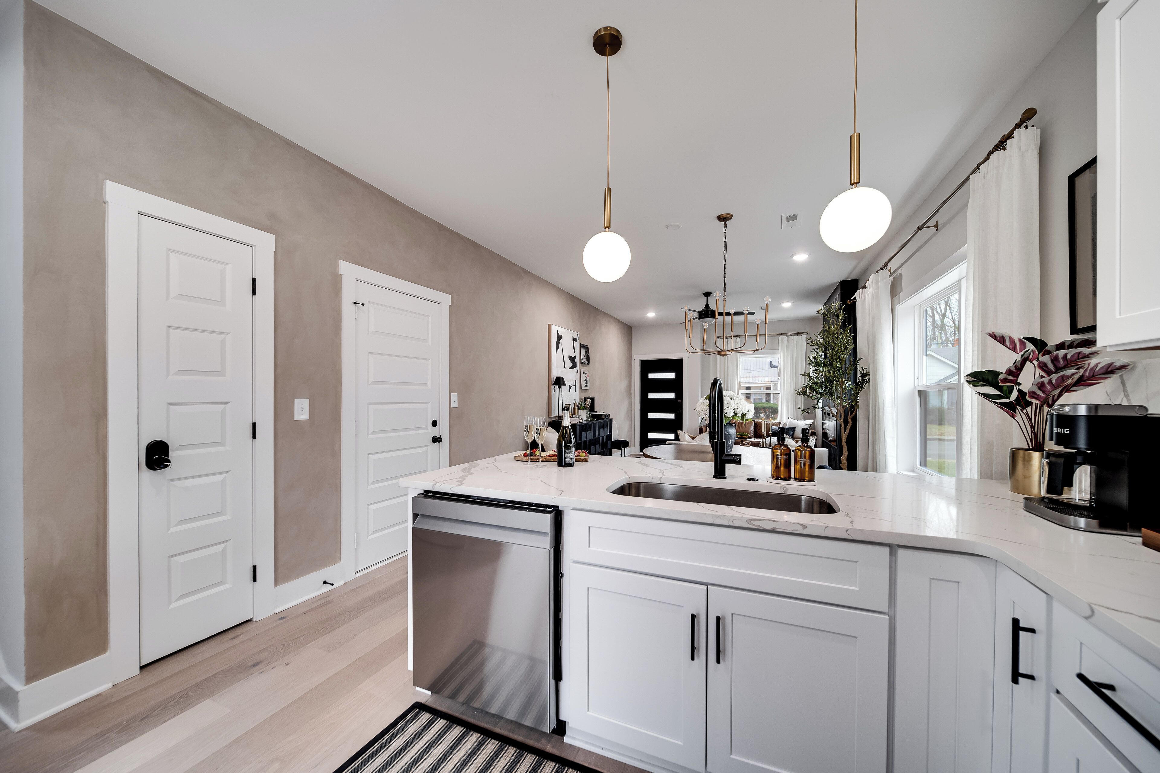 Micro-ondes, four, plaque de cuisson, lave-vaisselle