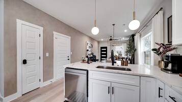 Micro-ondes, four, plaque de cuisson, lave-vaisselle