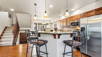 Kylskåp, mikrovågsugn, ugn och diskmaskin