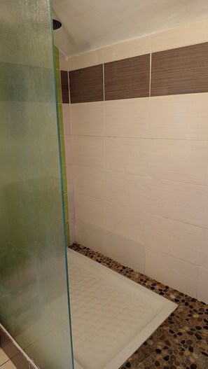 Dusche, Haartrockner, Handtücher, Seife