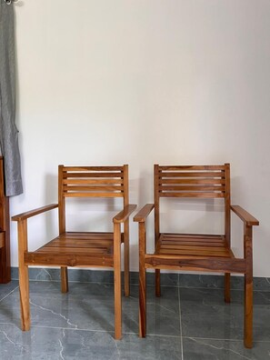 Deluxe Room, Balcony, Garden View | Living area