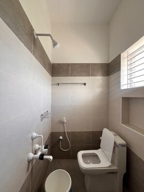 Shower, handuk, sabun, dan sampo