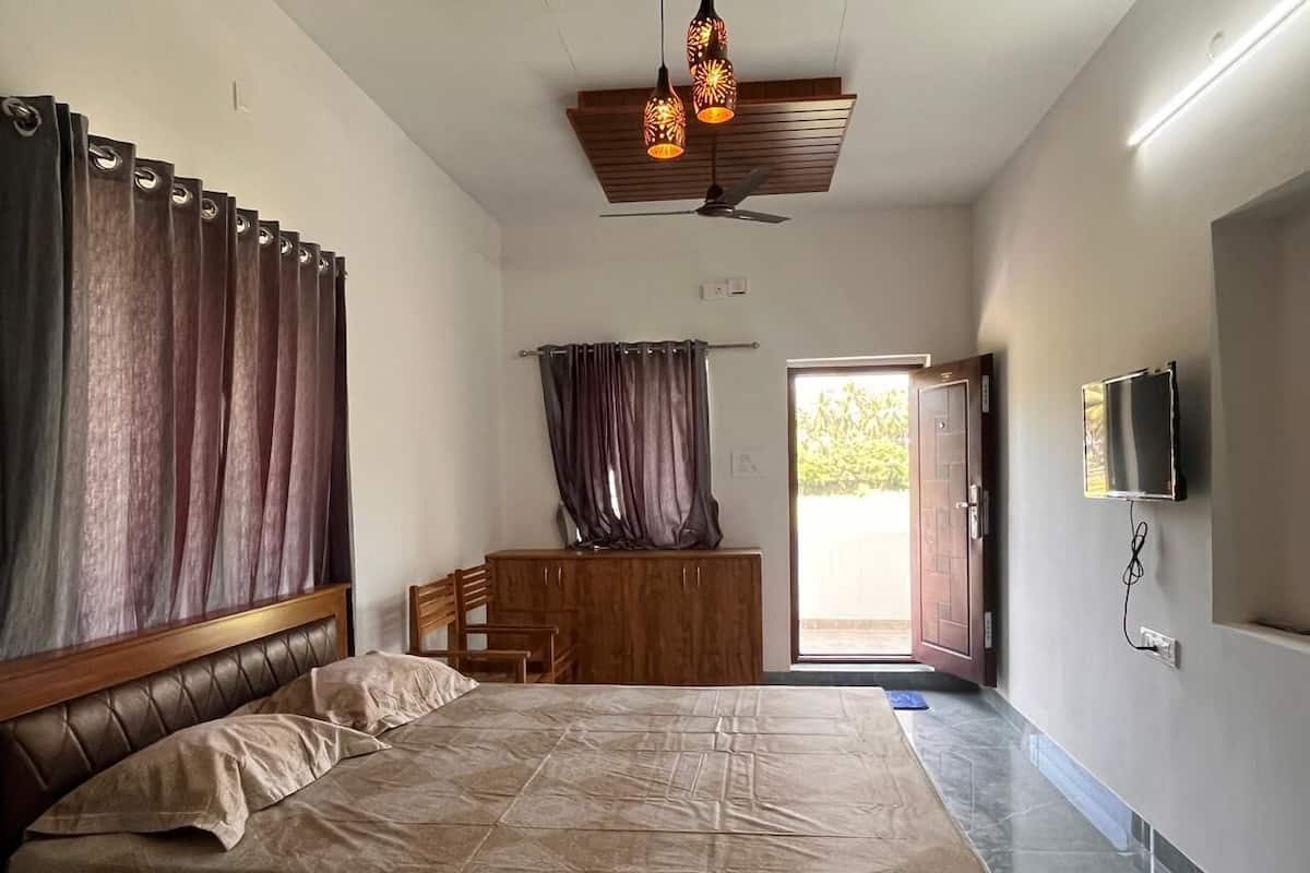 Deluxe Room, Balcony, Garden View | Desk, free WiFi