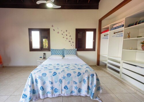 Casa com rea Gourmet e Quintal a 200 m da Praia