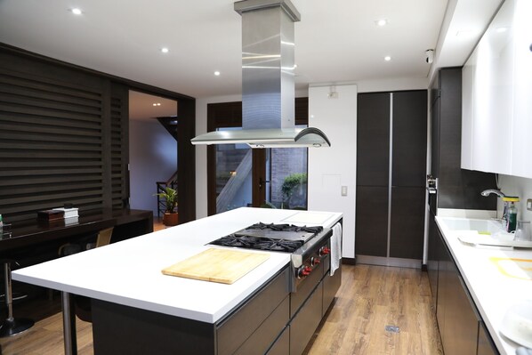 Microwave, oven, dishwasher, coffee/tea maker