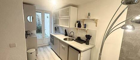 ثلاجة، ميكروويف، فرن، موقد طهي مسطح