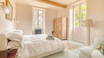 9 Schlafzimmer, Schreibtisch, Bügeleisen/Bügelbrett, Reisekinderbett