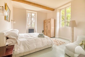 9 Schlafzimmer, Schreibtisch, Bügeleisen/Bügelbrett, Reisekinderbett
