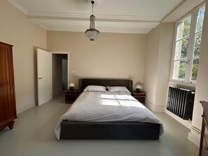 9 Schlafzimmer, Schreibtisch, Bügeleisen/Bügelbrett, Reisekinderbett