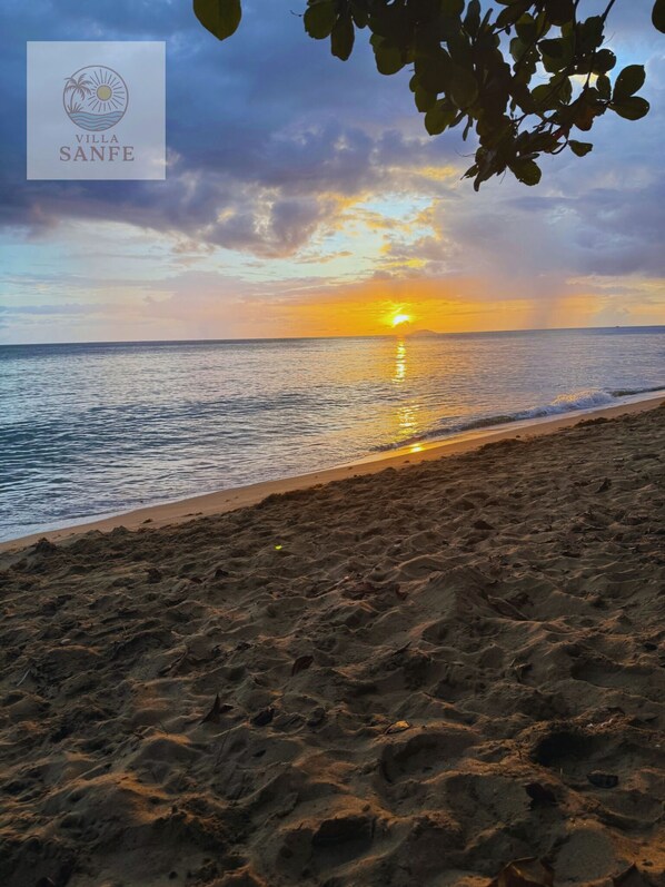 On the beach - Beachfront Modern Apt with Direct Sand Access in Sunny Rincon - Villa Sanfe (Rincón)