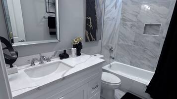 Een douche, een haardroger, handdoeken, zeep