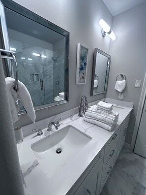 Doccia, asciugacapelli, asciugamani, sapone