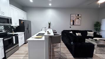 Een magnetron, een oven, een kookplaat, een vaatwasser