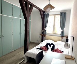 2 bedrooms, desk, iron/ironing board, WiFi