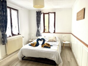 2 bedrooms, desk, iron/ironing board, WiFi