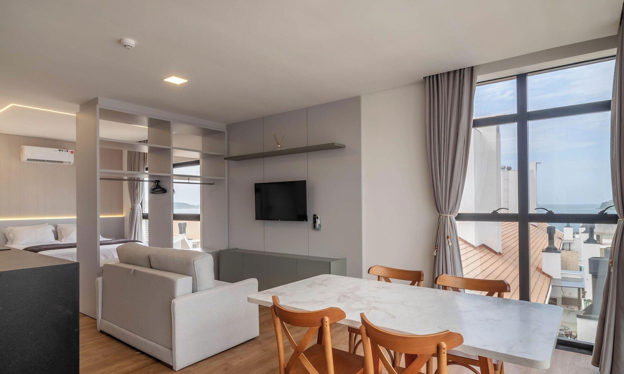 Basic Apartment | Dining