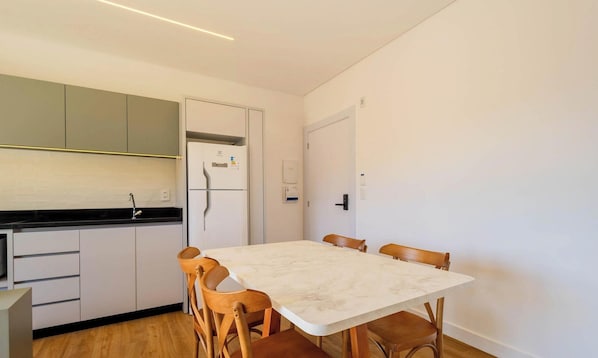 Basic Apartment | Dining - Apartments in a Building With a Pool, 180m From the Beach in Bombinhas - Sfrs (Bombinhas)