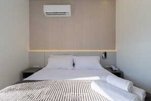 Basic Studio | 1 bedroom, free WiFi - Apartments in a Building With a Pool, 180m From the Beach in Bombinhas - Sfrs (Bombinhas)