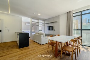 Basic Apartment | Dining