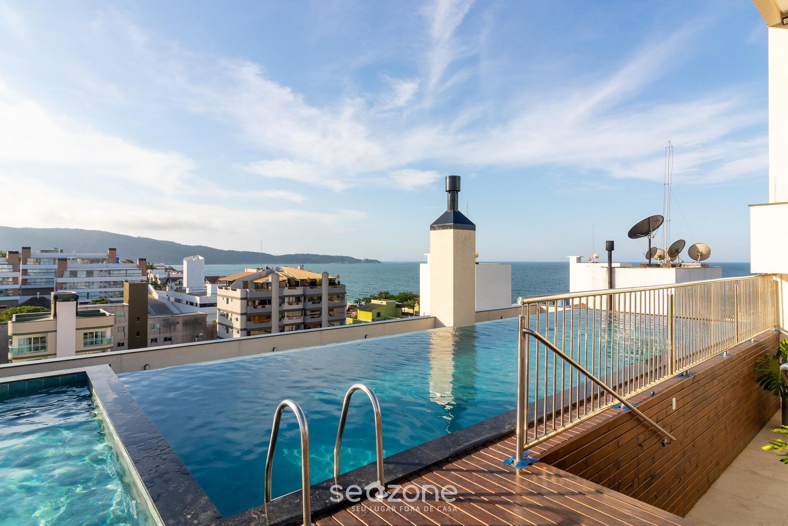 基础公寓 | 泳池 | 室外游泳池