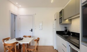 Basic Apartment | Private kitchen - Apartments in a Building With a Pool, 180m From the Beach in Bombinhas - Sfrs (Bombinhas)