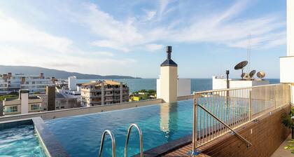 Apartments in a Building With a Pool, 180m From the Beach in Bombinhas - Sfrs