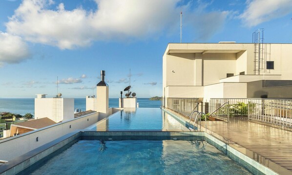 Outdoor pool - Apartments in a Building With a Pool, 180m From the Beach in Bombinhas - Sfrs (Bombinhas)