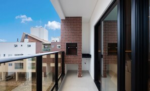 Terrace/patio - Apartments in a Building With a Pool, 180m From the Beach in Bombinhas - Sfrs (Bombinhas)