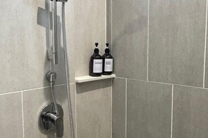 Bathroom - Cozy 2BR Sky Pool & Panoramic Views 1-6 Guests (Gelugor)