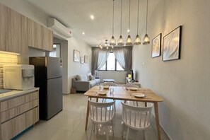 Room - Cozy 2BR Sky Pool & Panoramic Views 1-6 Guests (Gelugor)