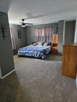 3 bedrooms, iron/ironing board, WiFi, bed sheets