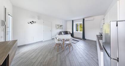 Spacious ground floor apartment with pool
