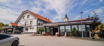 Comfortable Apartment with Terrace at Siva Čaplja