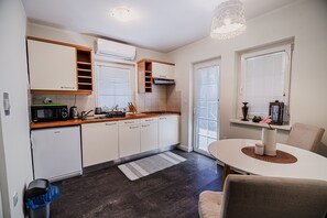 Køleskab, mikrobølgeovn, kogeplade, brødrister