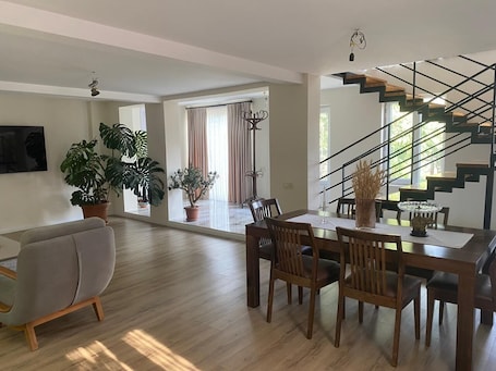 Dining. Brilliant 3-bedroom apartment in Chalistavi