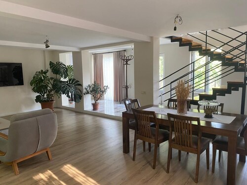 Brilliant 3-bedroom apartment in Chalistavi