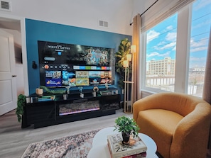 Smart TV, fireplace