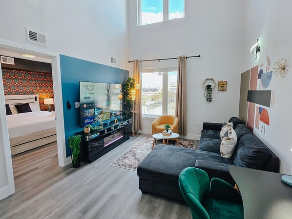 2 bedrooms, desk, iron/ironing board, travel crib - Bridge View / 2 King Beds / 75"TV / Rain Shower (Philadelphia)