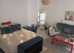 1 bedroom, bed sheets - F1 bright cosy pool view balcony and private parking (Perpignan)