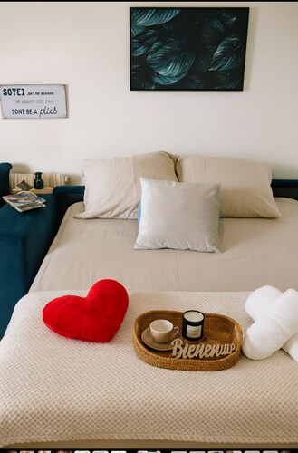 F1 bright cosy pool view balcony and private parking