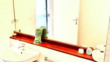 Serviettes fournies, savon, papier toilette